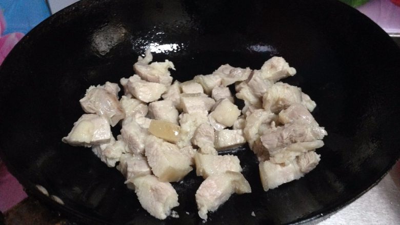 小土豆炖肉,炒锅加一点油倒入五花肉煸至表面微黄