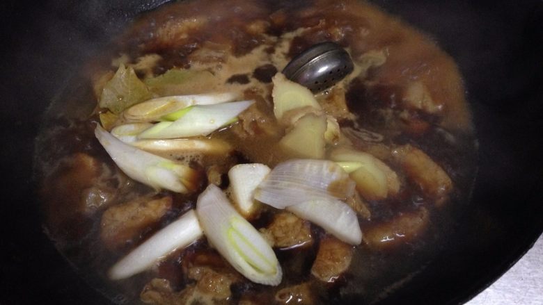 小土豆炖肉,倒入开水（一定要开水）末过肉二指，加入香料盒、葱、姜大火煮开