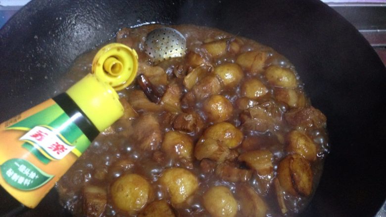 小土豆炖肉, 炖至土豆软面进味，猪肉软糯时加入家乐热炒鲜露搅匀即可出锅