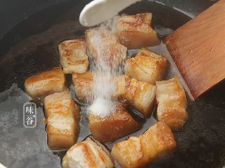 西瓜皮烧肉,放入一小匙盐，盖盖大火煮开后小火焖煮40分钟；