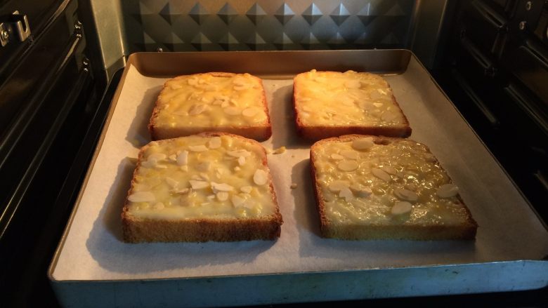 #吐司新吃法之六#岩烧奶酪片,放置烤箱里，上下火190度，8-10分钟左右