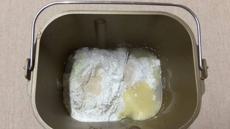 帕帕罗蒂面包，那记忆中的味道,面团中的全部材料，除黄油以外都放进面包桶内，运行一个“和面”程序，10分钟