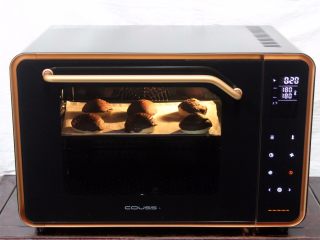 帕帕罗蒂面包，那记忆中的味道,预热结束后，将烤盘放进烤箱中层，开始烤制