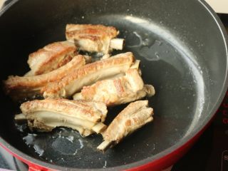 多味排骨,排骨放入锅内，煎至两面金黄。