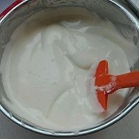 酸奶中空戚风蛋糕,蛋白分三次同蛋黄糊快速轻盈的用翻拌手法拌均匀
