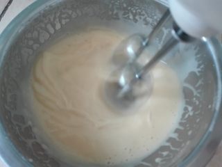 奶酥植物油曲奇,将蛋液、牛奶、糖粉、玉米油混合用打蛋器低速打发3分钟