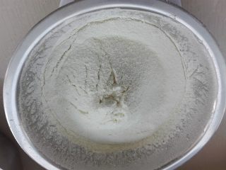 奶酥植物油曲奇,打发好的蛋液筛入低粉、奶粉、泡打粉及放入盐