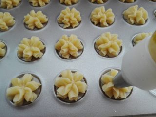 奶酥植物油曲奇,在学厨房金色不沾饼干模具中挤出大小均等的花纹