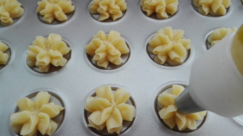 奶酥植物油曲奇,在学厨房金色不沾饼干模具中挤出大小均等的花纹