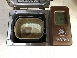 醇香咖啡吐司,先将黄油以外的材料全部放入面包机内，开启和面程序10分钟。