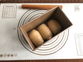 醇香咖啡吐司,其余面团如上操作完成后，排入学厨金色不粘波纹吐司盒内。