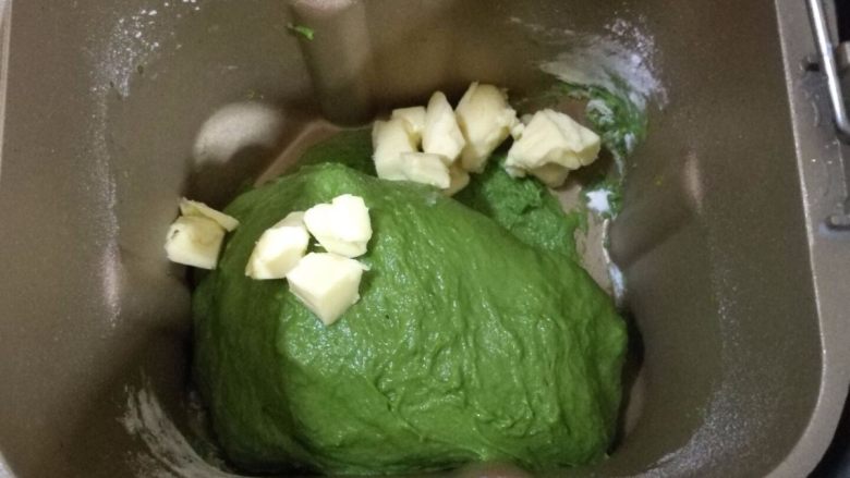 挤挤小面包-绿豆蛙表情包,待揉成光滑面团时放入软化的黄油继续揉面