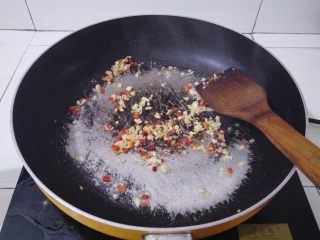 青菜素面,烧热油锅放入植物油，再放入辣椒生姜蒜米
