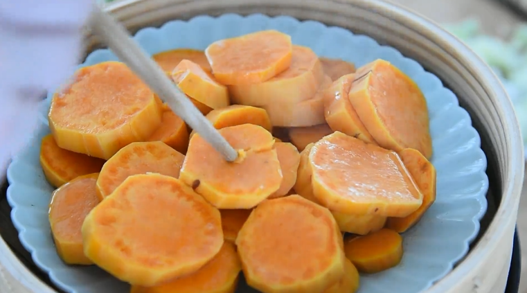 福清番薯丸这么经典的小吃你会做吗?,20分钟后用打开蒸锅，用筷子插下番薯，松软即可
