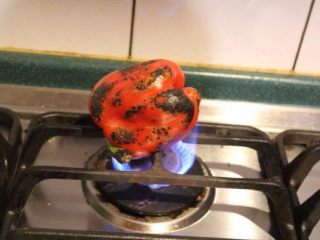 普罗旺斯炖菜,将甜椒在瓦斯炉上烤至表皮焦黑后，放入容器焖住约10-15分钟后，剥去焦皮，去籽切小块备用。 