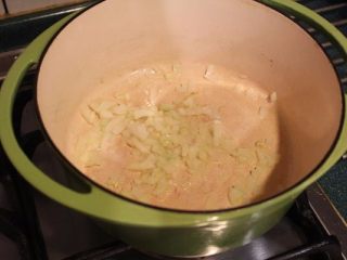 普罗旺斯炖菜,用稍微多一点的橄榄油热锅后，爆香大蒜，将洋葱煎软。
