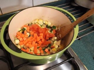 普罗旺斯炖菜,再放入蕃茄、红萝卜拌炒一下。