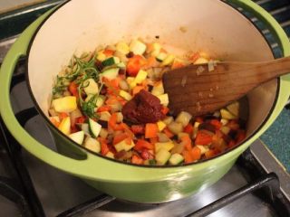 普罗旺斯炖菜,再放入蕃茄糊及以盐和胡椒调味。