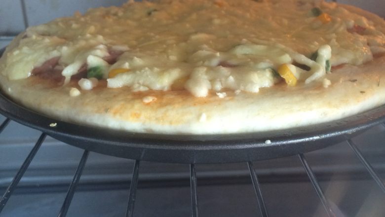 香肠披萨,继续入烤箱 再烤10分钟，至披萨上色满意即可。