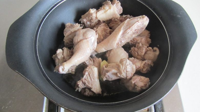 土黄瓜烧鸭腿,锅中放入少许油， 下入焯过的鸭腿肉进去煸炒；
