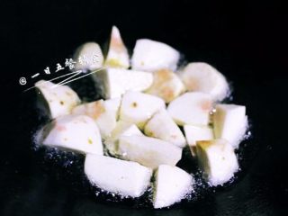 香芋排骨,锅内热油把芋头炸熟或煎熟，过一下油芋头超香。
