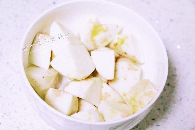 香芋排骨,香芋去皮，切小块。先洒些盐腌制5分钟。