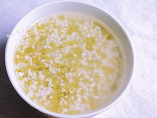 山药糯米糙米芝麻粥,米轻轻洗好后，时间充裕可以泡一个小时，煮好的粥更软烂绵软。