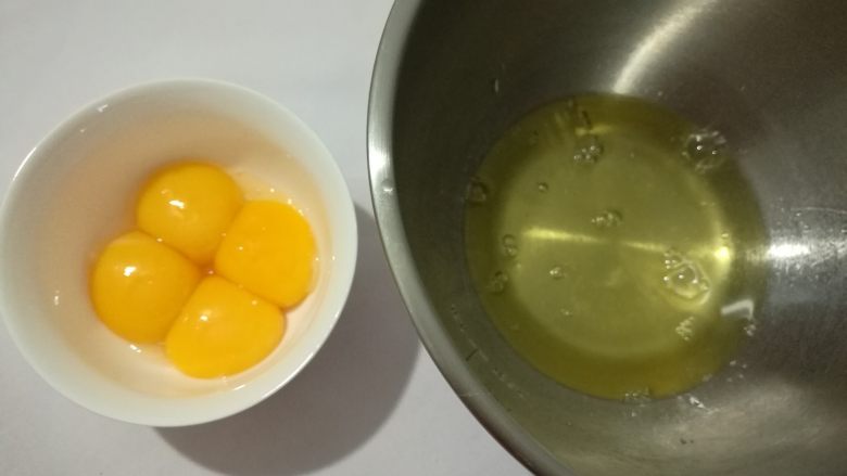 养生枸杞戚风蛋糕,分离蛋清蛋黄。蛋白盆需无油无水。