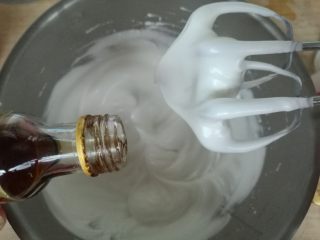 美丽的帕夫洛娃蛋糕,打发至湿性发泡，提起打蛋器大弯勾状态，加入香草精继续打发。