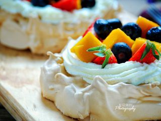 美丽的帕夫洛娃蛋糕,再装饰上各式水果即可。