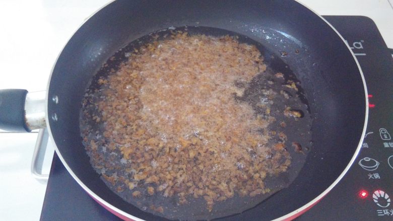 什锦辣椒酱,烧热油锅，大概5分热冒小泡，放入虾米炸1-2分钟，保持小火，不要炸焦了