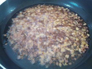 什锦辣椒酱,油锅里冒小泡泡，这个时候可以先关火，把炸好的材料捞出来备用，油继续留在锅里