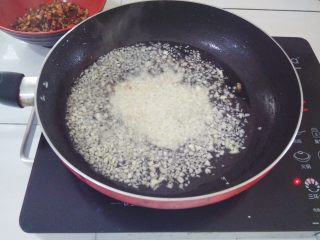 什锦辣椒酱,把蒜米放进锅里小火炸2分钟