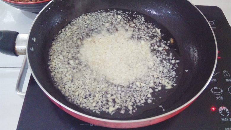 什锦辣椒酱,把蒜米放进锅里小火炸2分钟