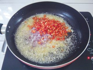 什锦辣椒酱,加入洋葱粒，辣椒碎炸到锅里起小泡泡