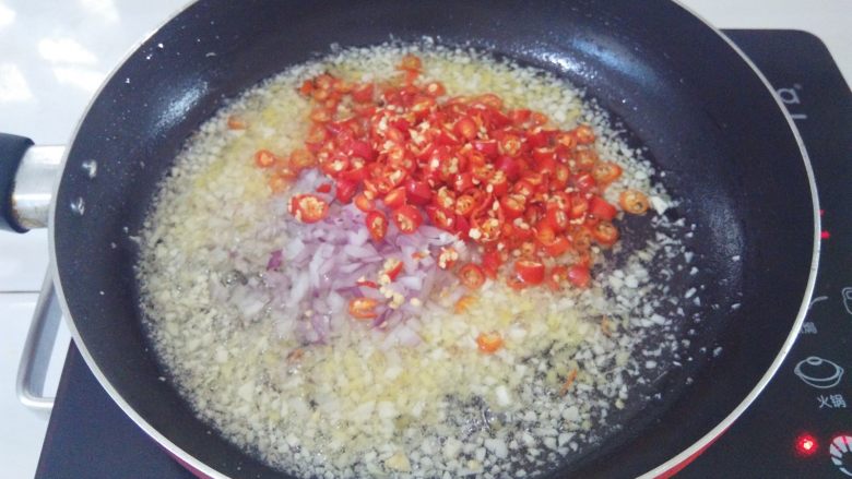 什锦辣椒酱,加入洋葱粒，辣椒碎炸到锅里起小泡泡
