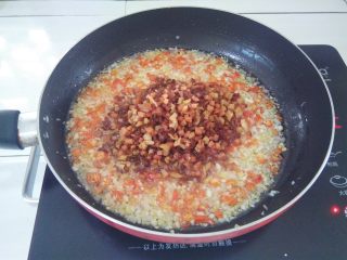 什锦辣椒酱,放入已经炸好的虾米，火腿肠丁，萝卜干
