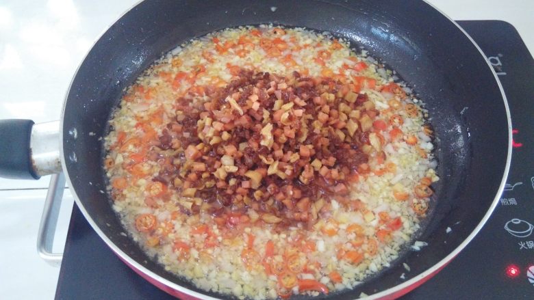 什锦辣椒酱,放入已经炸好的虾米，火腿肠丁，萝卜干