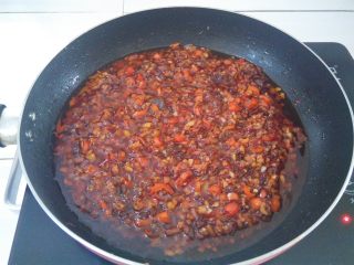 什锦辣椒酱,翻动炒一下，大概炒2分钟，让锅里的材料彻底融合入味