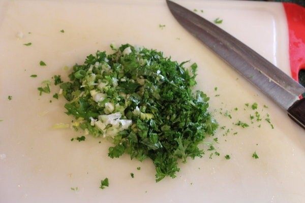 鸡肉丸串,将青葱、意大利香菜切碎。如果有青紫苏叶，应该会比意大利香菜更对味。