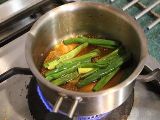 鸡肉丸串,将酱汁材料放入小钵，以中小火煮至收汁剩1/3。