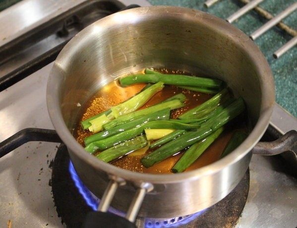 鸡肉丸串,将酱汁材料放入小钵，以中小火煮至收汁剩1/3。