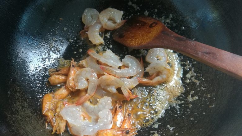 叮~一下，美味健康瘦身大菜出炉~,锅内放油，油热下入葱蒜煸炒出香味，放入虾头。
