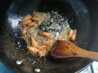 叮~一下，美味健康瘦身大菜出炉~,用铲刀把虾头挤压出红油。