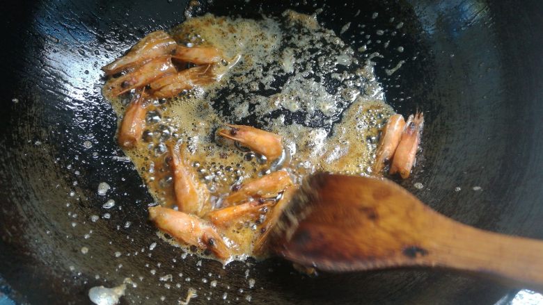 叮~一下，美味健康瘦身大菜出炉~,用铲刀把虾头挤压出红油。