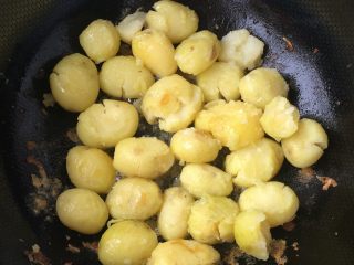香辣香草小土豆,用铲子将土豆压扁，煎至土豆两面金黄，表皮变脆