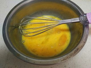 原味蛋挞布丁,把鸡蛋放在小盆里，搅拌均匀。


