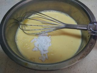 原味蛋挞布丁,往蛋液里加入糖粉，搅拌均匀。

