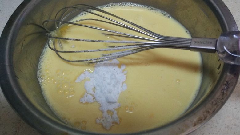 原味蛋挞布丁,往蛋液里加入糖粉，搅拌均匀。

