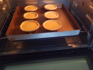 原味蛋挞布丁,把蛋挞液倒入模具里8分满。烤箱预热5分钟200度，然后把蛋挞放入烤箱里，上下管200度20分钟。

